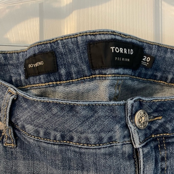 TORRID Distressed Boyfriend Blue Jeans Size 20 32” Inseam Un-cuffed - Picture 5 of 9